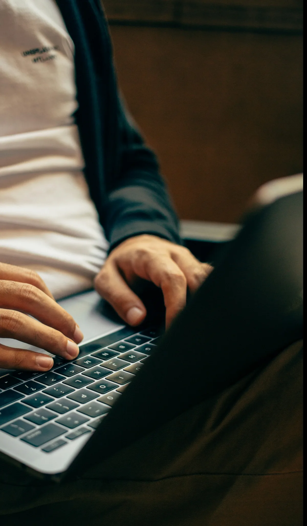 Profissional trabalhando com notebook em um dos ambientes do V Habitat